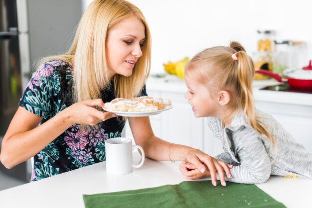 Mãe, dar, lanches, para, dela, filha