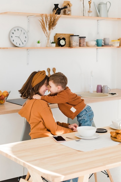 Foto grátis mãe de alto ângulo e menino