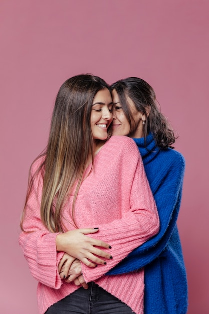 Foto grátis mãe de baixo ângulo e filha abraçando