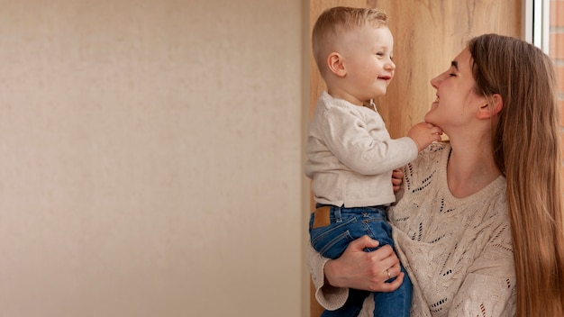 Foto grátis mãe de cópia-espaço com filho