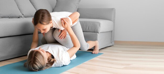 Mãe de exercício força com menina