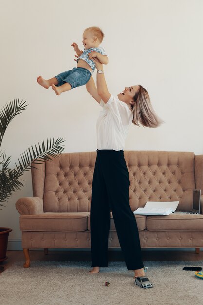 Mãe de negócios faz uma pausa. Conceito de multitarefa, freelance e maternidade