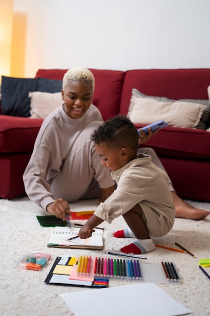 Mãe de tiro completo brincando com criança