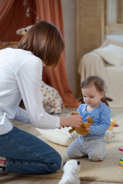 Mãe de tiro médio e bebê fofo em casa