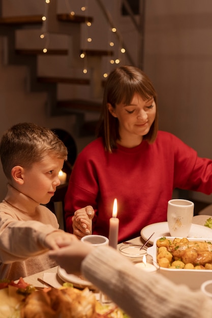 Foto grátis mãe de tiro médio e filho na mesa