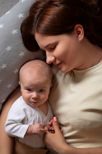 Mãe de vista superior com bebê em casa