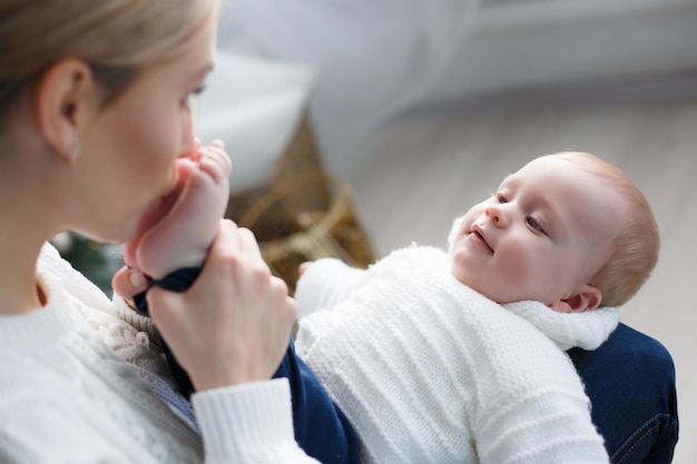 Mãe e adorável bebê interior