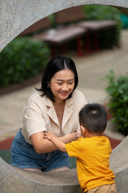 Mãe e bebê sorridentes de alto ângulo