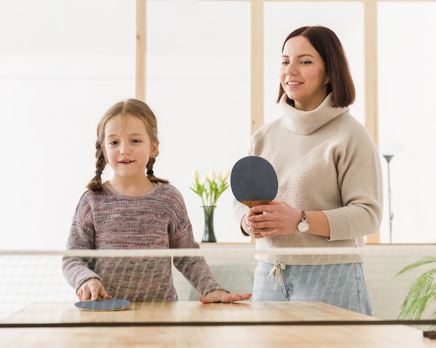 Foto grátis mãe e criança jogando tênis de mesa