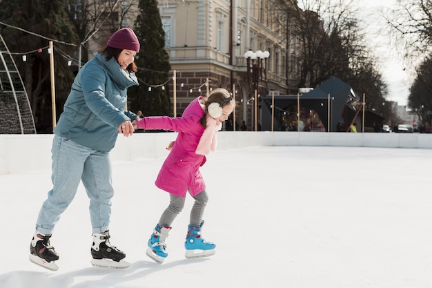 Foto grátis mãe e criança patinando no gelo
