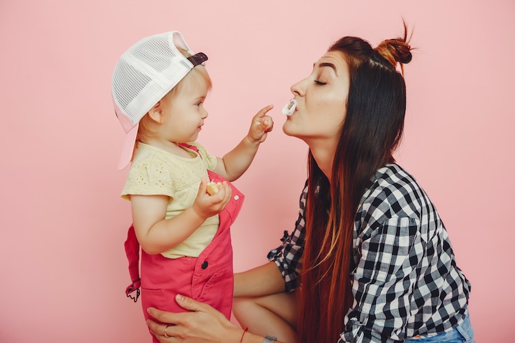 Foto grátis mãe e filha a divertirem-se num estúdio.