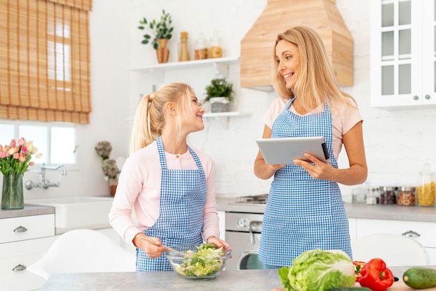 Foto grátis mãe e filha a preparar salada