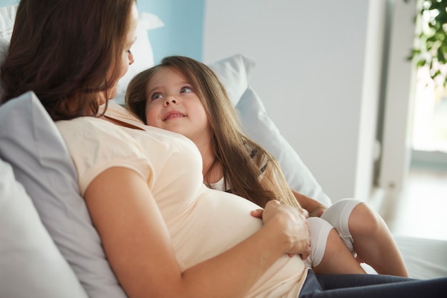 Foto grátis mãe e filha apaixonadas se abraçam