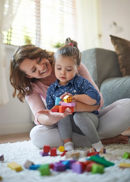 Mãe e filha brincando com brinquedos