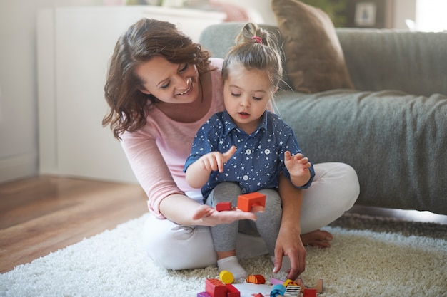 Foto grátis mãe e filha brincando com brinquedos