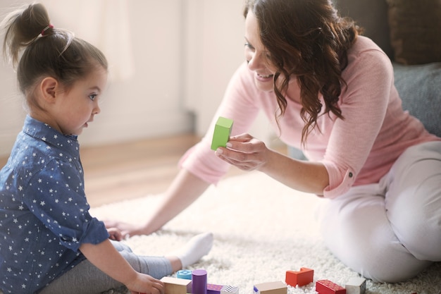 Foto grátis mãe e filha brincando com brinquedos