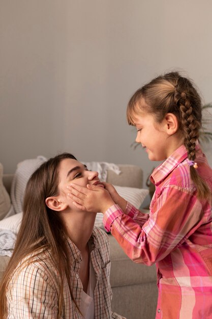 Mãe e filha brincando em casa