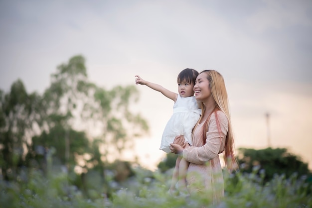 Mãe e filha brincando juntos em um parque