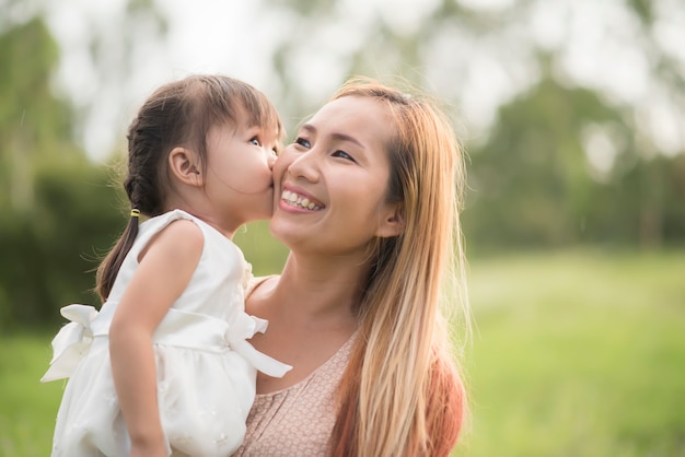 Mãe e filha brincando juntos em um parque