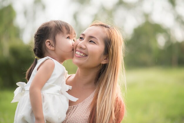 Mãe e filha brincando juntos em um parque