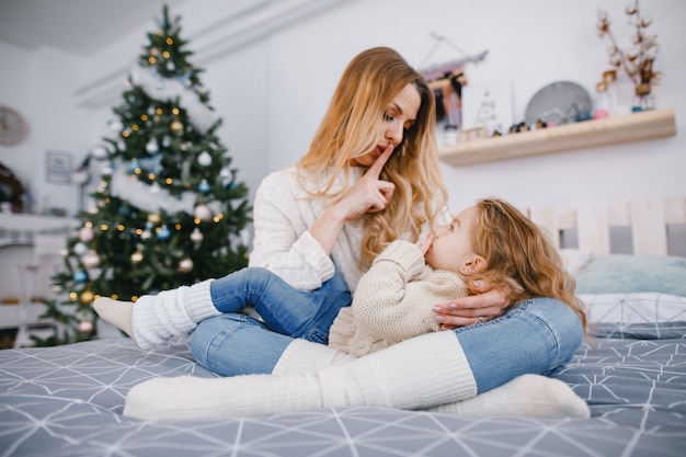 mãe e filha brincando