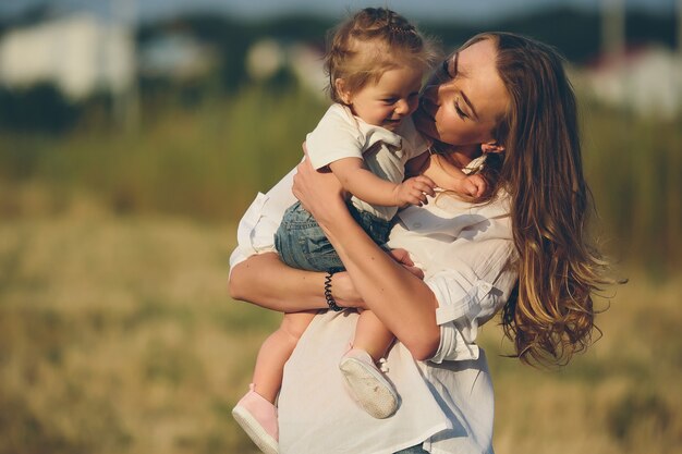 Mãe e filha caminham juntas em uma estrada rural