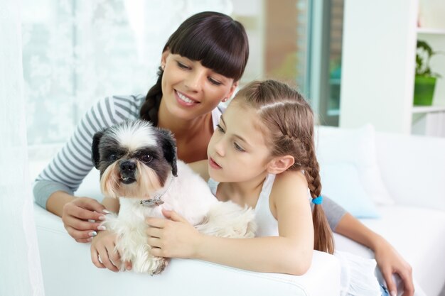 Mãe e filha com o animal de estimação