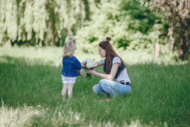 Mãe e filha com um buquê de flores brancas