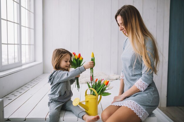 Mãe e filha comemorando o dia das mães