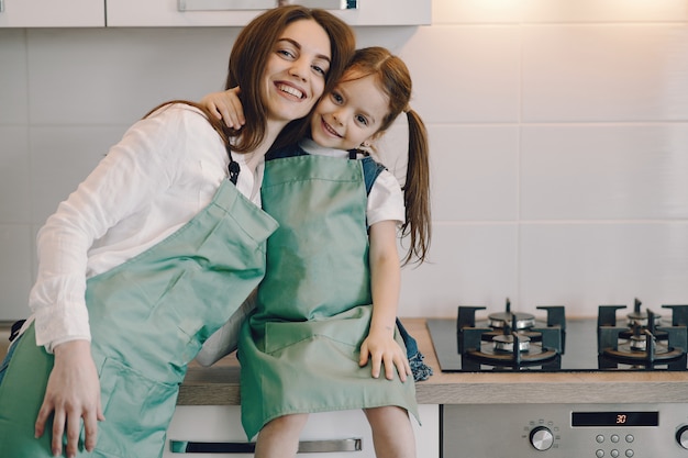 Foto grátis mãe e filha cozinham a massa para biscoitos