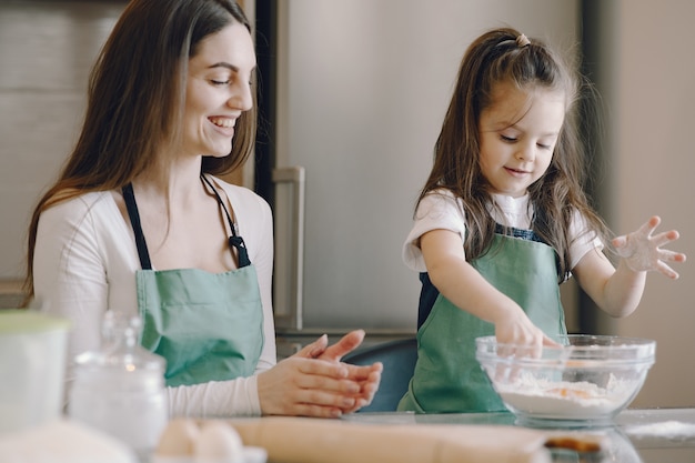 Mãe e filha cozinham a massa para biscoitos