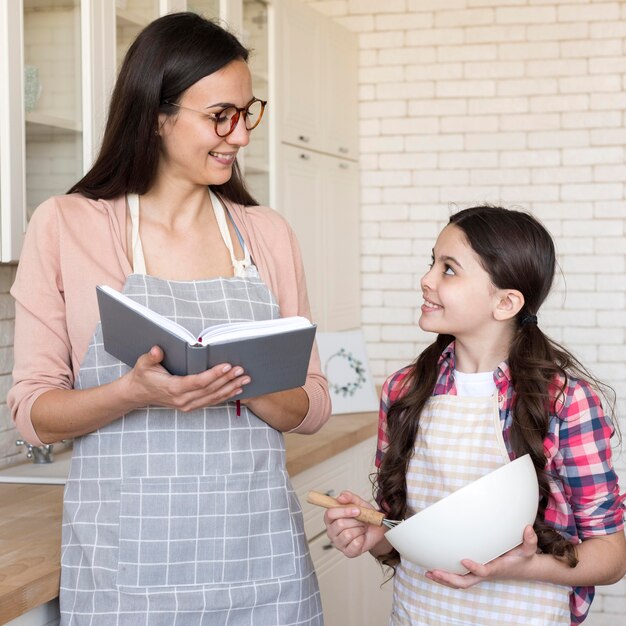 Mãe e filha cozinhando