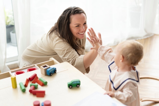 Mãe e filha dando high fives