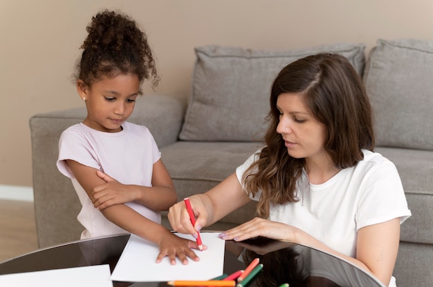 Mãe e filha desenhando juntas