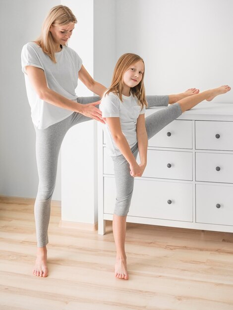 Mãe e filha em casa alongamento