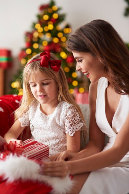 Mãe e filha em casa nas férias de Natal