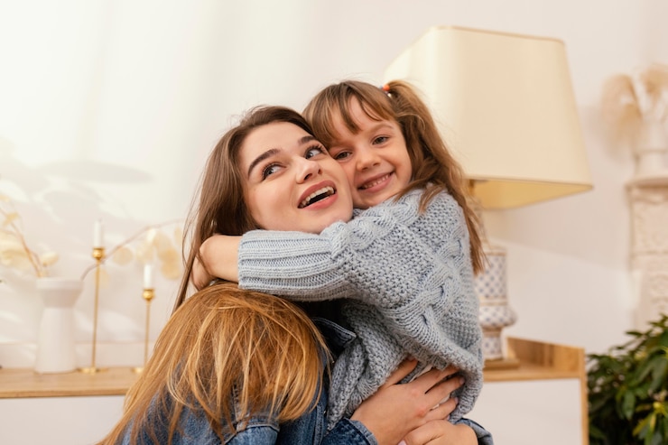 Foto grátis mãe e filha em casa se abraçando