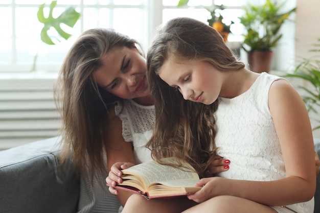 Mãe e filha em casa