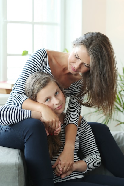 mãe e filha em casa