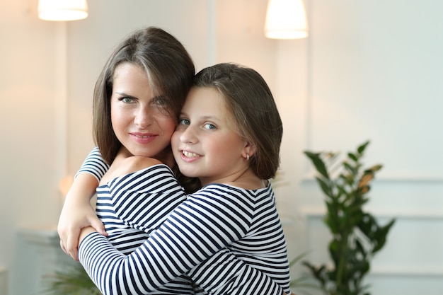 Mãe e filha em casa