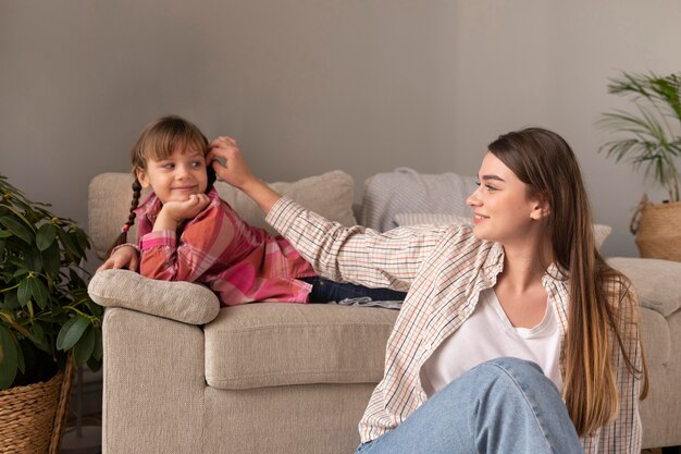 Mãe e filha em casa