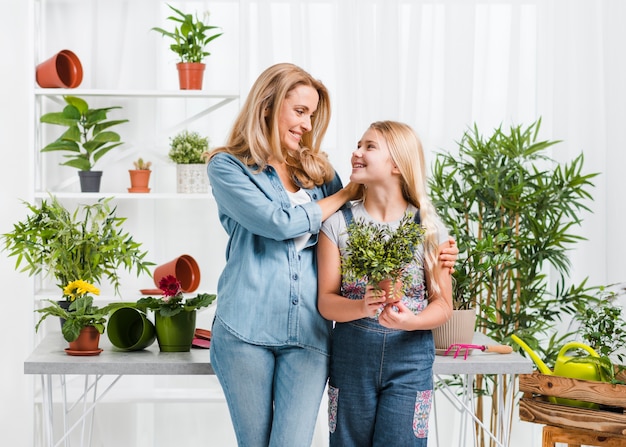 Foto grátis mãe e filha em estufa