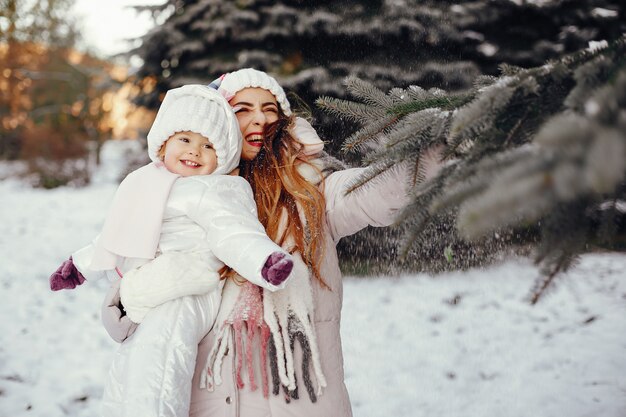 Mãe e filha em um parque de inverno