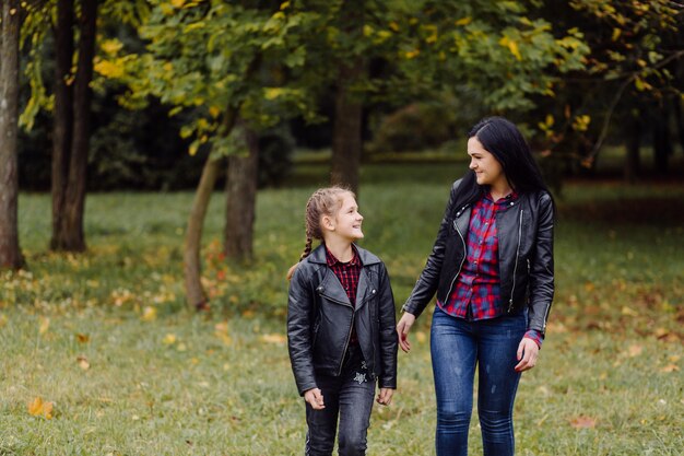 Mãe e filha em um parque