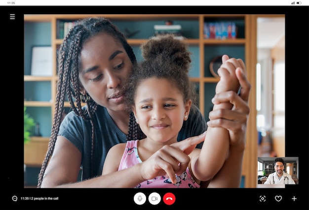 Mãe e filha em uma videochamada com um médico para uma consulta durante a estadia em casa. novo estilo de vida normal. conceito de cuidados de saúde e medicina.