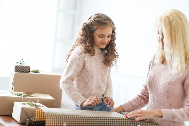 Mãe e filha embrulhar presentes