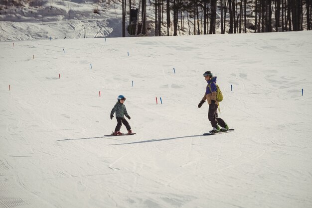 Mãe e filha esquiando nos Alpes nevados