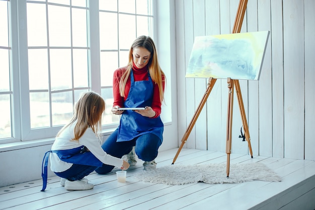 Mãe e filha estão desenhando