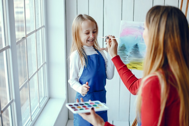 Foto grátis mãe e filha estão desenhando