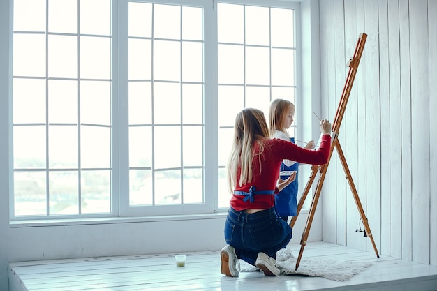 Mãe e filha estão desenhando